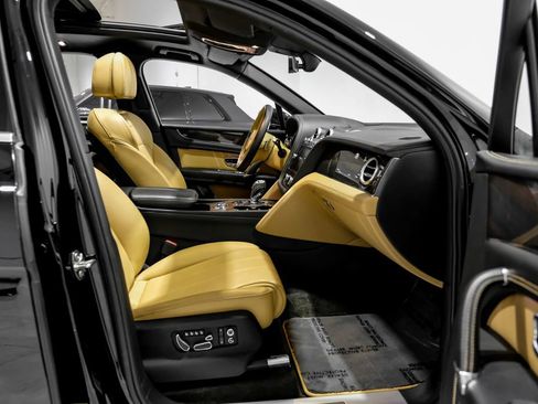 Used 2019 Bentley Bentayga image 27