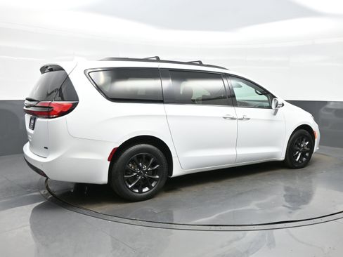 Used 2021 Chrysler Pacifica Touring-L w/ Uconnect Theater Family Group image 6