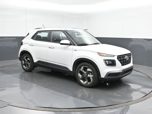 Certified 2024 Hyundai Venue Limited image 7