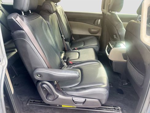 Used 2025 Kia Carnival FWD image 31