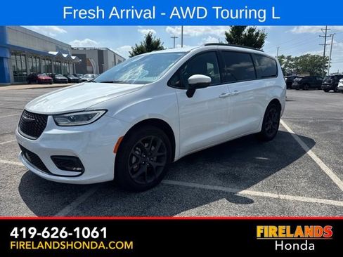 Used 2023 Chrysler Pacifica Touring-L w/ S Appearance Package AWD/4WD image 2
