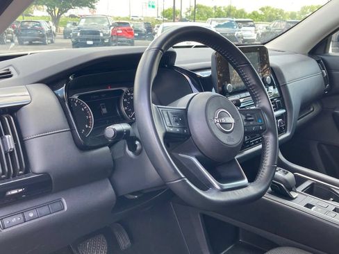 Used 2024 Nissan Pathfinder SV FWD image 7