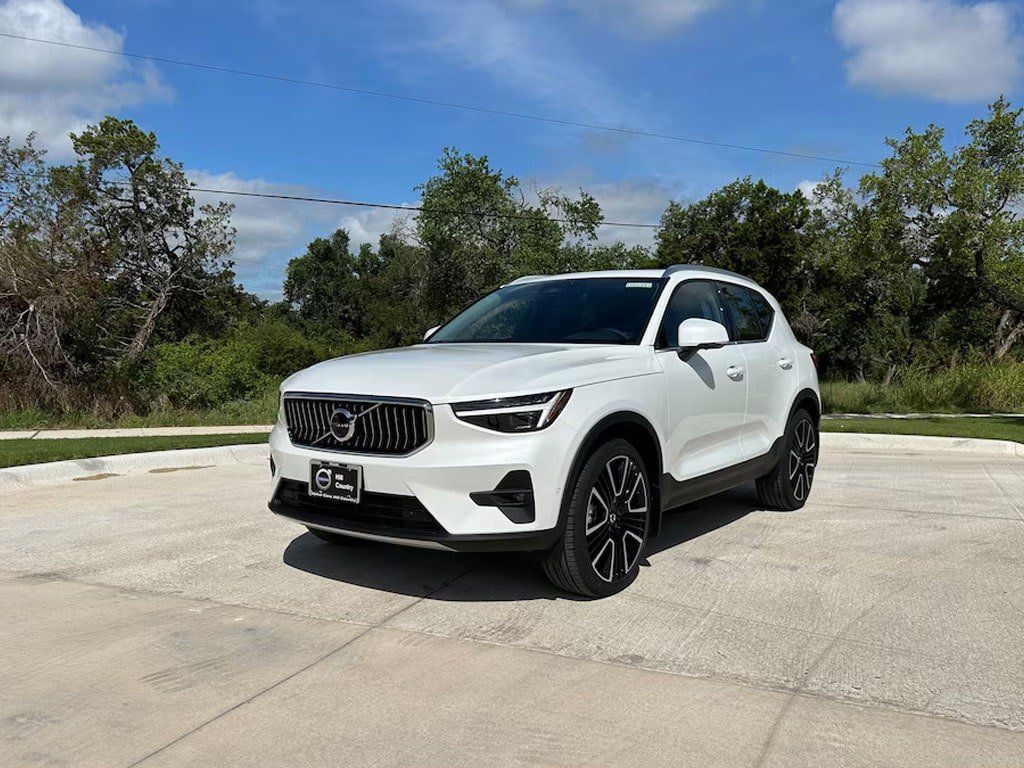 Used 2025 Volvo XC40 B5 Ultra w/ Protection Package Premier AWD/4WD image 2