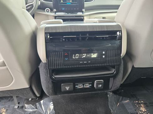 Used 2024 Jeep Wagoneer Series II w/ Flexible Seating Group AWD/4WD image 13