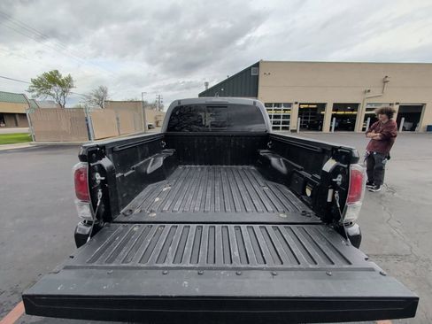 Used 2021 Toyota Tacoma TRD Off-Road w/ Technology Package AWD/4WD image 16