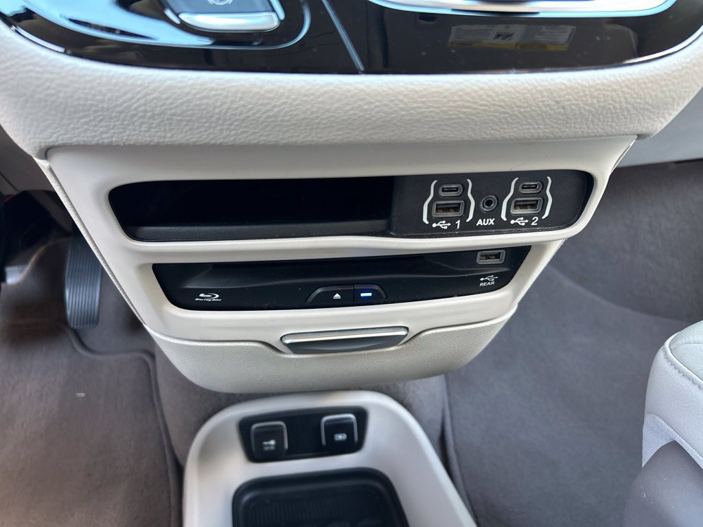 Used 2021 Chrysler Pacifica Touring-L w/ Uconnect Theater Family Group FWD image 37