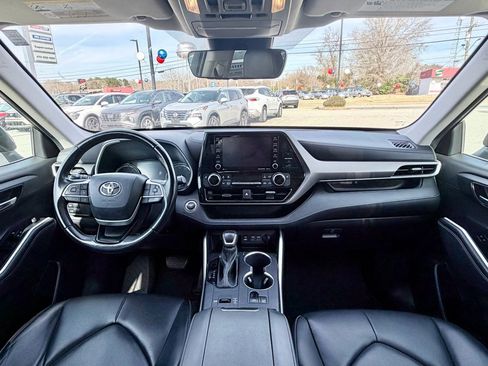 Used 2022 Toyota Highlander XLE image 19