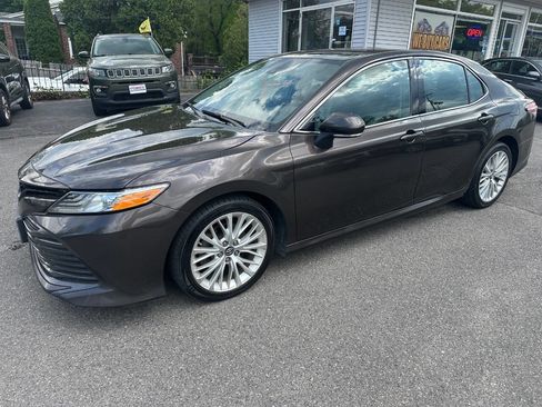 Used 2019 Toyota Camry XLE w/ Carpet Mat Package FWD image 9