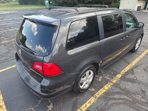 Used 2011 Volkswagen Routan SEL image 11