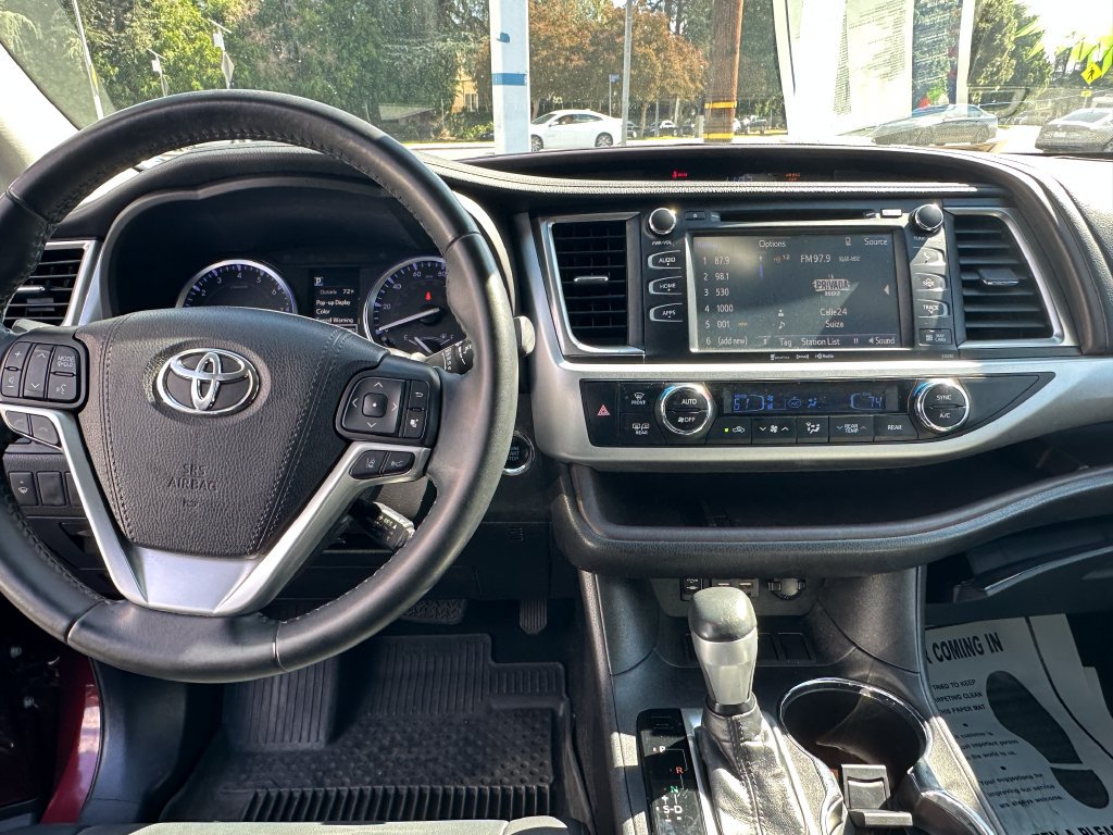 Used 2019 Toyota Highlander XLE FWD image 18