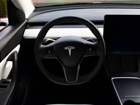 Used 2021 Tesla Model Y Long Range image 11