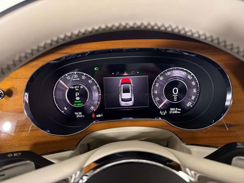 Used 2024 Bentley Bentayga Plug-In Hybrid image 46
