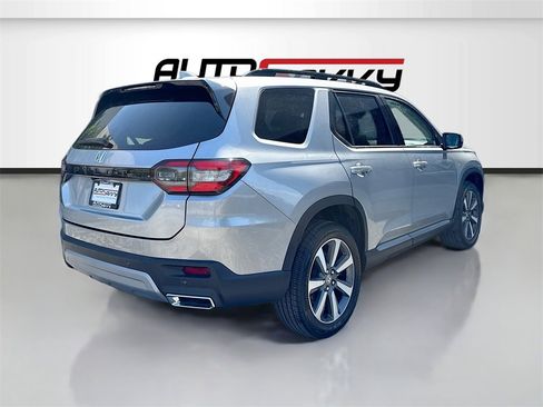 Used 2025 Honda Pilot Touring image 7