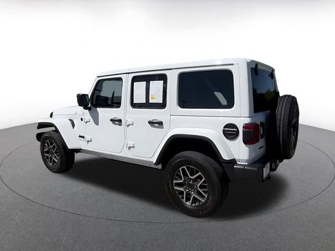 Used 2025 Jeep Wrangler Unlimited Sahara AWD/4WD image 10