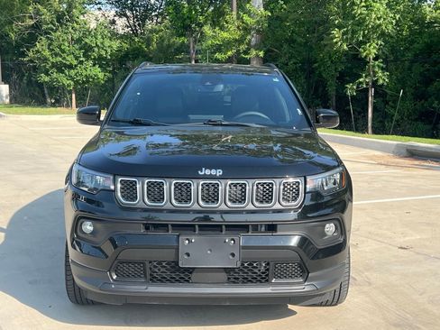 Used 2023 Jeep Compass Latitude AWD/4WD image 2
