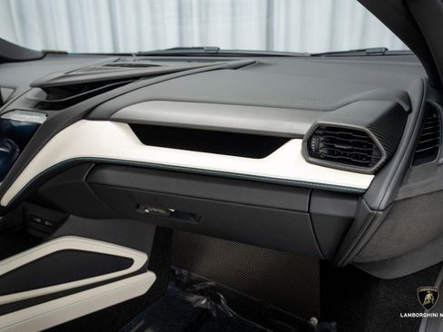 Used 2025 Lamborghini Revuelto image 57