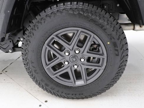 Used 2024 Jeep Gladiator Sport AWD/4WD image 11