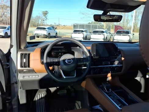 New 2025 Nissan Pathfinder Platinum image 10