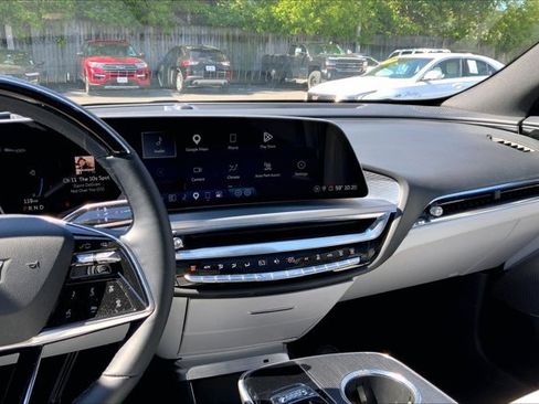 Used 2024 Cadillac Lyriq Luxury w/ LPO, Floor Liner Package AWD/4WD image 5