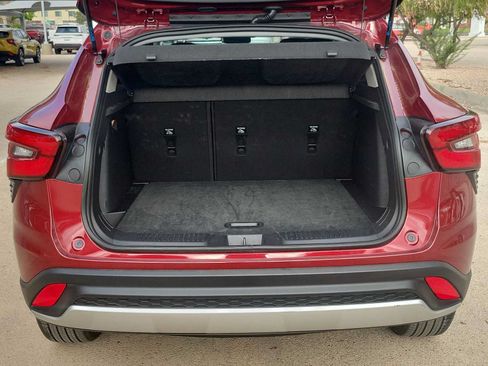 Used 2025 Chevrolet Trax LT FWD image 23