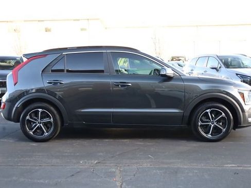 Used 2023 Kia Niro EX image 4