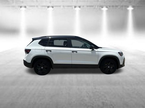 Used 2025 Volkswagen Taos SE FWD image 6