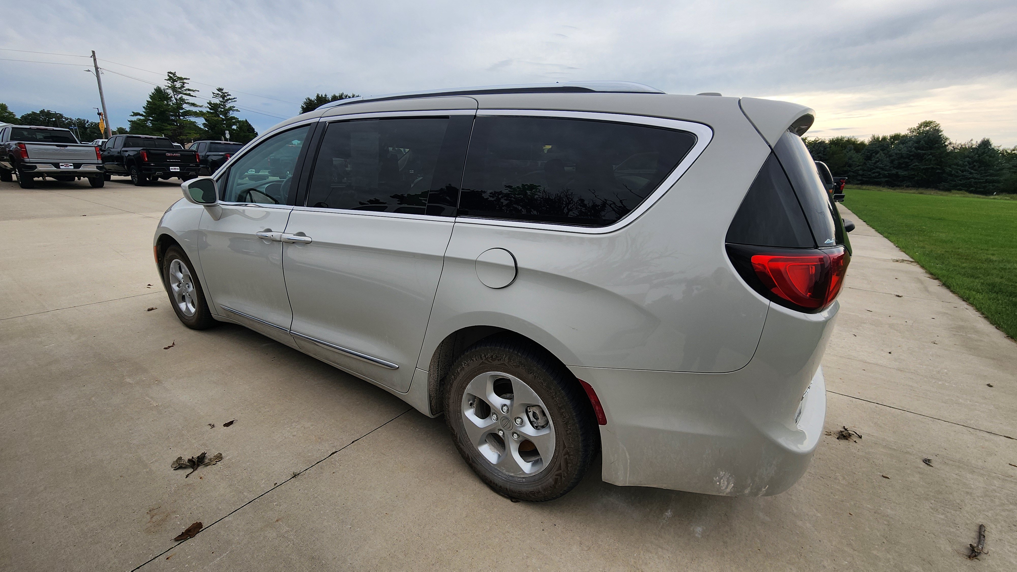 Used 2017 Chrysler Pacifica Touring-L Plus FWD image 6