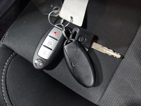 Used 2018 Nissan Titan SV image 19