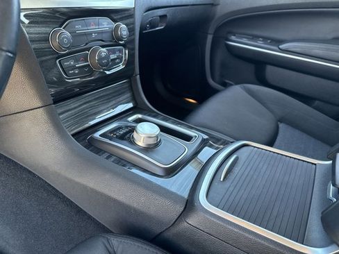 Used 2019 Chrysler 300 Touring w/ Driver Convenience Group image 19