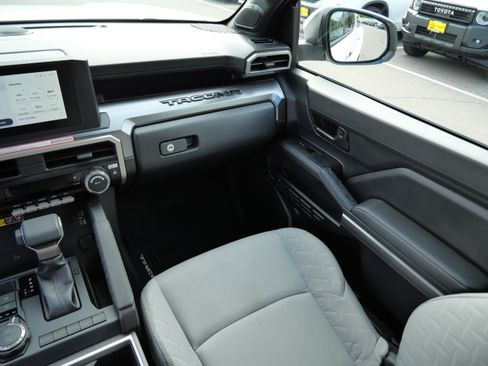 Certified 2025 Toyota Tacoma SR5 AWD/4WD image 12
