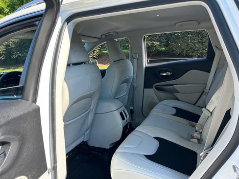 Used 2021 Jeep Cherokee Latitude Plus FWD image 35