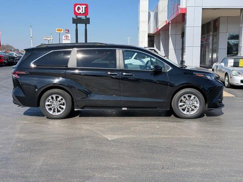 Certified 2025 Toyota Sienna XLE image 2