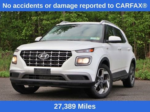 Used 2024 Hyundai Venue SEL FWD image 2