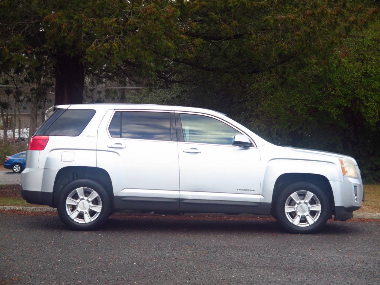 Used 2010 GMC Terrain SLE FWD image 5