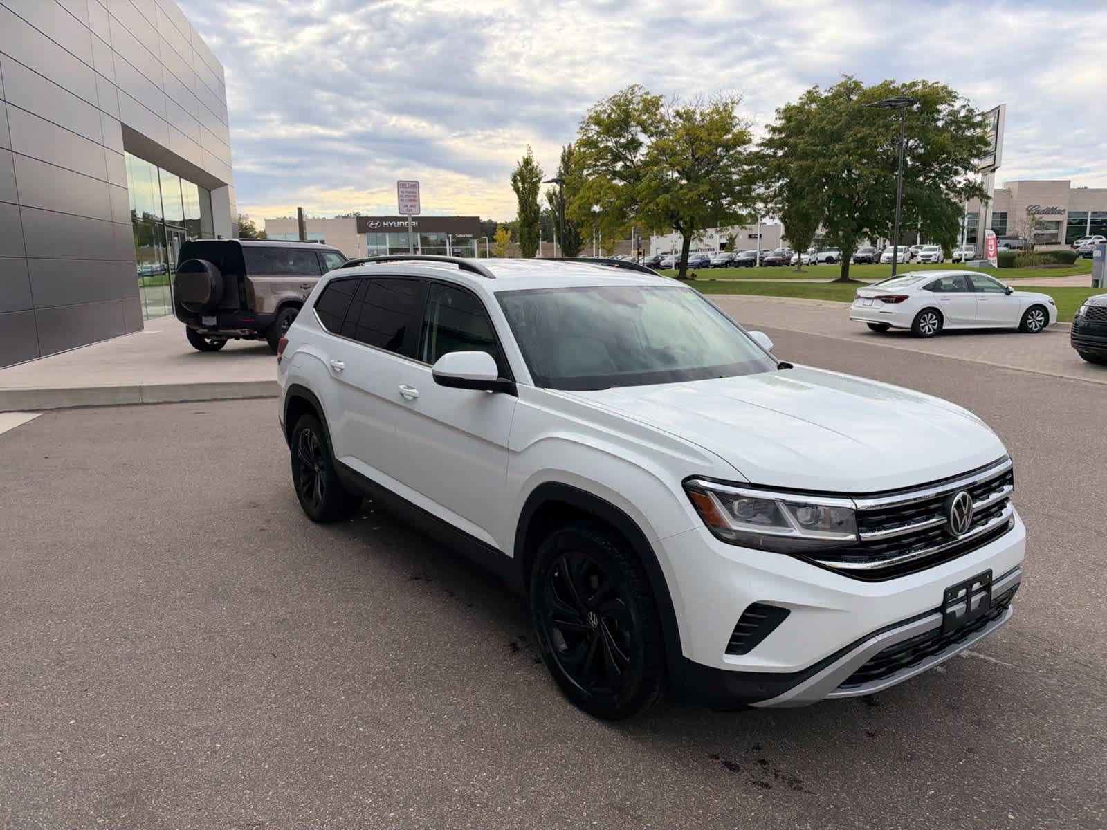Used 2023 Volkswagen Atlas SE w/ Black Wheel Package FWD image 7