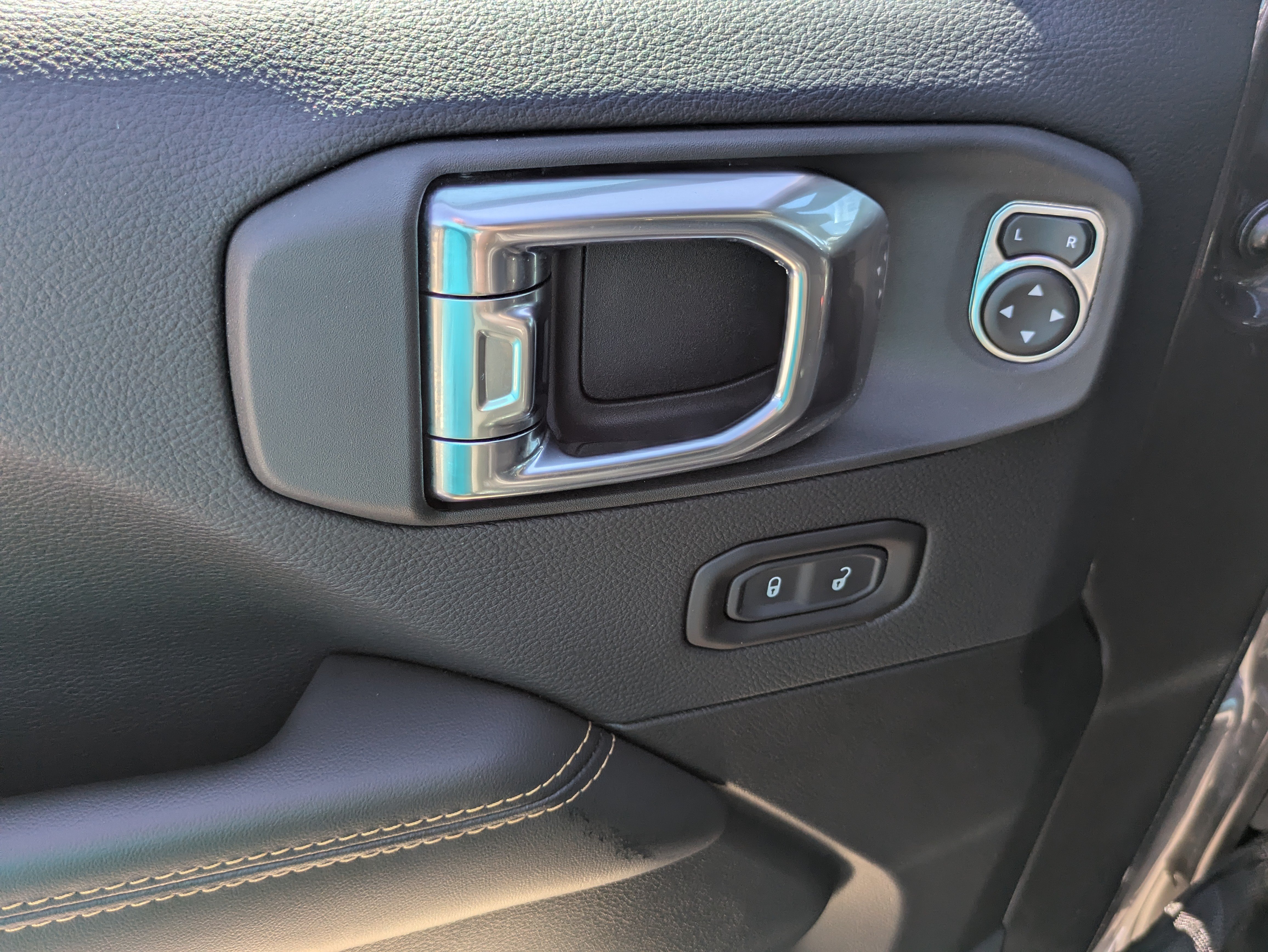 Used 2025 Jeep Wrangler Unlimited Sahara AWD/4WD image 6