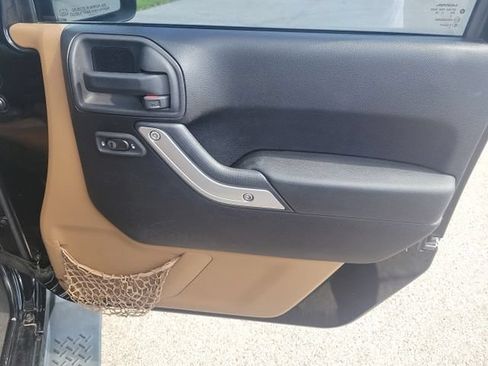 Used 2013 Jeep Wrangler Unlimited Sahara w/ Connectivity Group AWD/4WD image 12