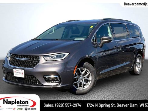 Used 2021 Chrysler Pacifica Touring w/ Cold Weather Group FWD image 1