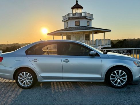 Used 2011 Volkswagen Jetta SE image 4