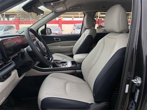 Used 2025 Kia Carnival EX image 28