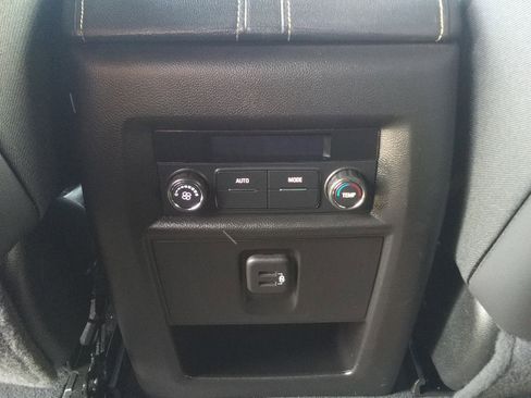 Used 2023 Chevrolet Traverse LT image 12