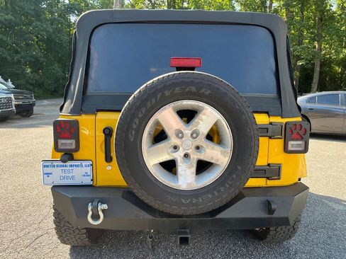 Used 2015 Jeep Wrangler Unlimited Sahara w/ Connectivity Group AWD/4WD image 10