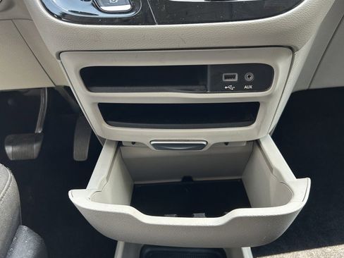 Used 2017 Chrysler Pacifica Touring FWD image 9