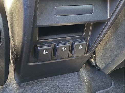 Used 2017 Land Rover Discovery Sport SE image 16