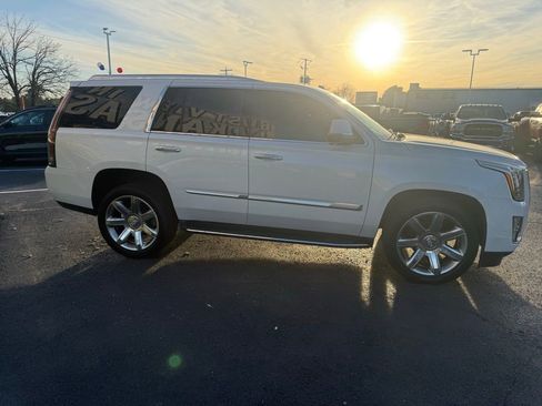 Used 2020 Cadillac Escalade Premium Luxury image 4