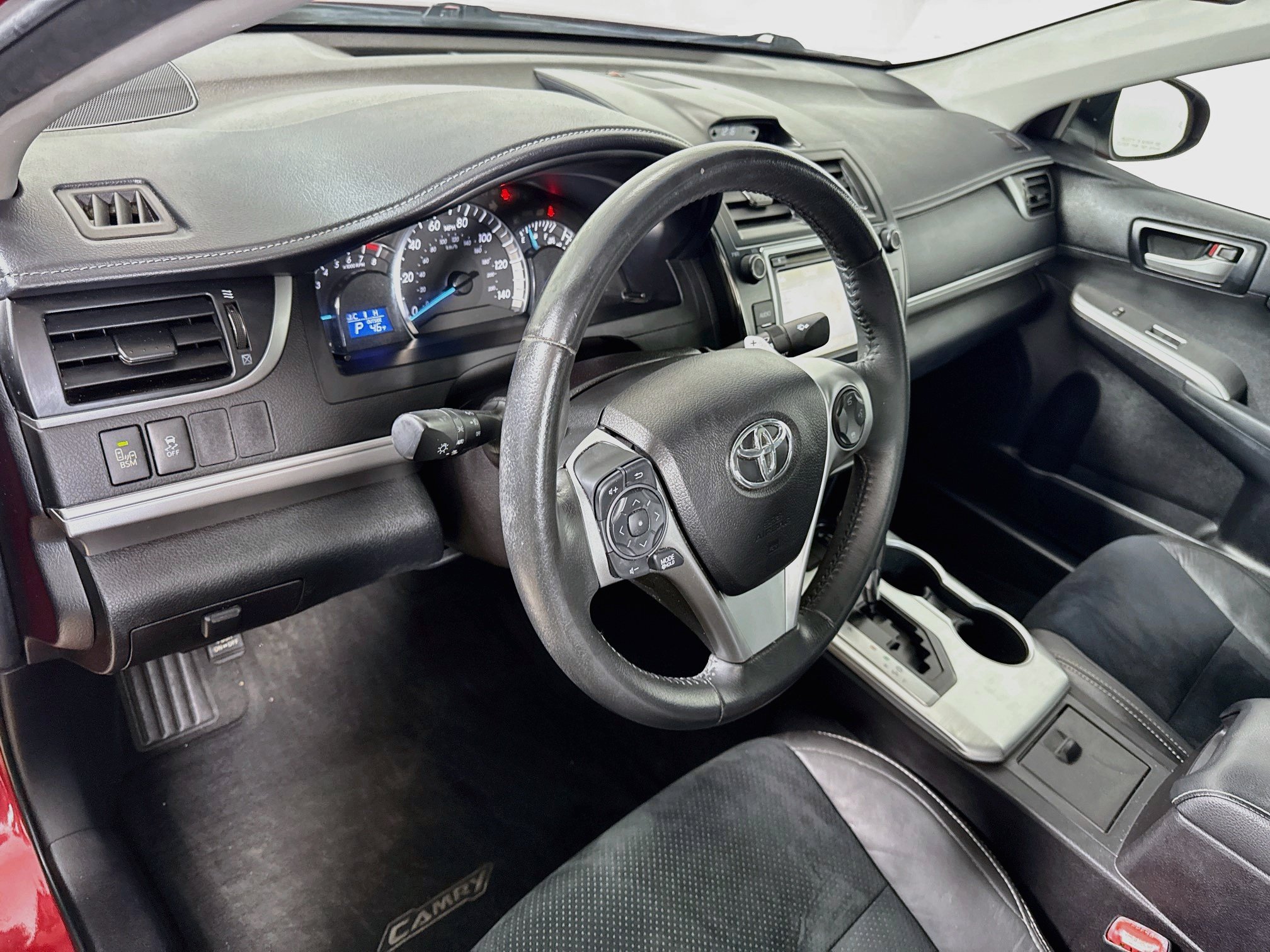 Used 2014 Toyota Camry SE w/ Leather Package FWD image 9