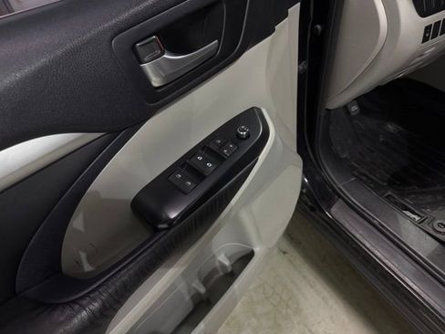 Used 2016 Toyota Highlander XLE image 11