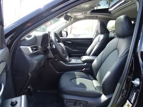 Used 2025 Toyota Highlander XLE FWD image 18