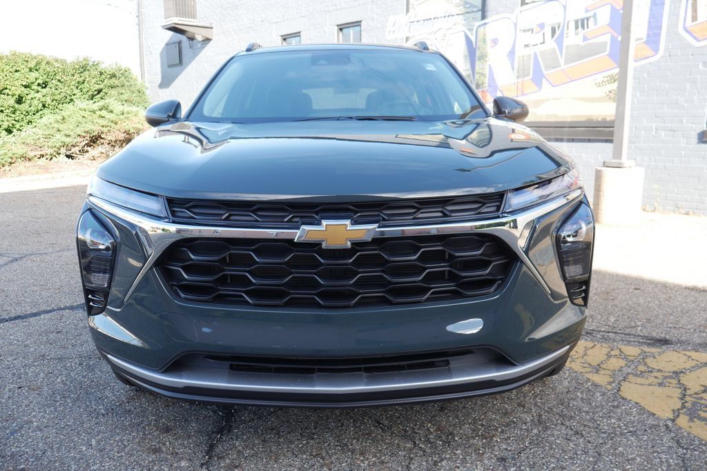 New 2026 Chevrolet Trax LT w/ LT Convenience Package FWD image 2