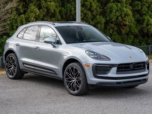 Certified 2025 Porsche Macan image 9